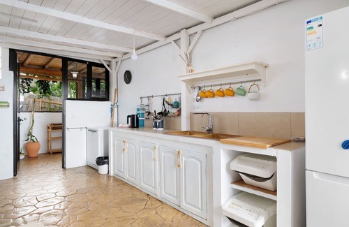 Tabayesco Apartamento | Vacation Apartment 'Eco Casa Tierra' with Sea View, Private Pool and Wi-Fi