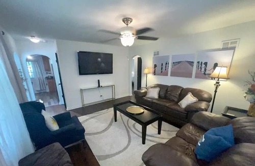 Rosedale Casa | Awesome Walkable Westwood area Quite Comfy Home!