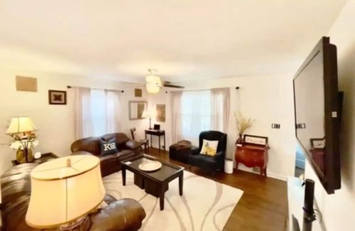 Rosedale Casa | Awesome Walkable Westwood area Quite Comfy Home!