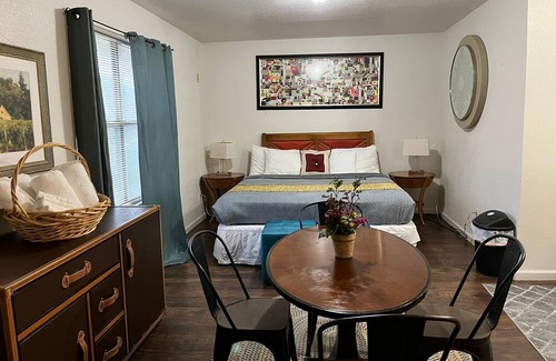 Crosstown Apartamento | In-law Apartment with 2 king beds and private bath