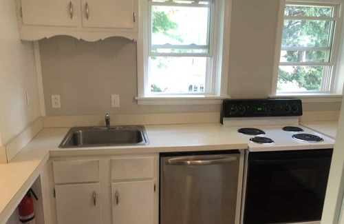 Chardon Apartamento | “Sojourn On South” Comfortable and Quiet 2 Bedroom Apartment