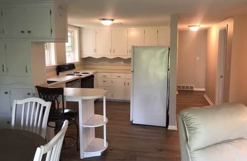 Chardon Apartamento | “Sojourn On South” Comfortable and Quiet 2 Bedroom Apartment
