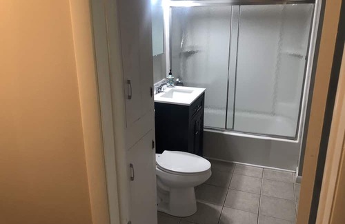 Chardon Apartamento | “Sojourn On South” Comfortable and Quiet 2 Bedroom Apartment