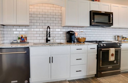 Florence Casa | Waterfront Retreat w/ Dock on Turtle Creek Bay!