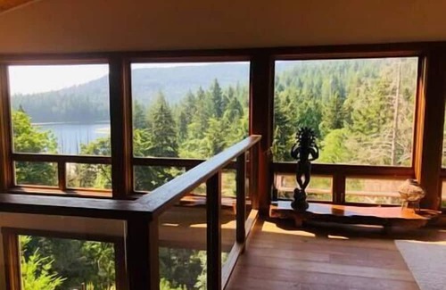 Bowen Island Casa | Retreat House with Lake & Mountain Views on Bowen