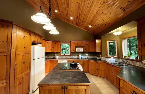 Gooderham Cabaña | Spacious Cottage on the shores of Contau Lake