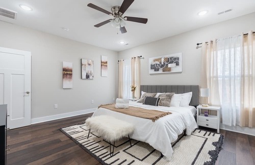 Loris Casa | New & Cozy Modern Retreat