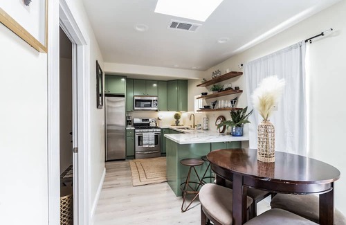 Valencia Casa | 14 Minutes to Magic Mountian-Cozy In-Law Suite