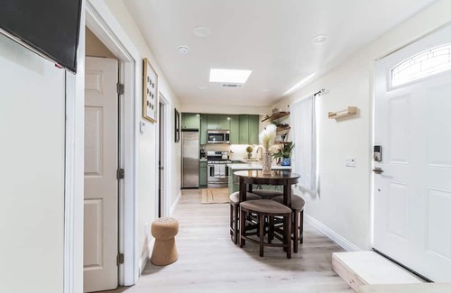 Valencia Casa | 14 Minutes to Magic Mountian-Cozy In-Law Suite