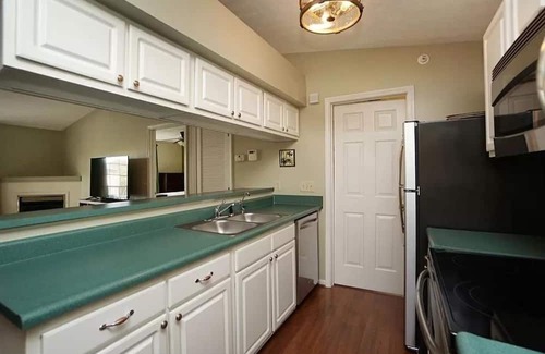 Roselawn Finance Condominio | Beautifully furnished 2BR in a quiet cove in the heart of Cincinnati.