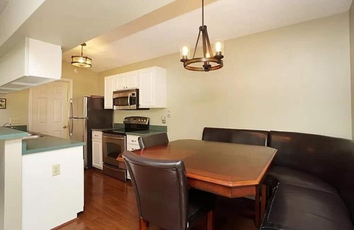 Roselawn Finance Condominio | Beautifully furnished 2BR in a quiet cove in the heart of Cincinnati.
