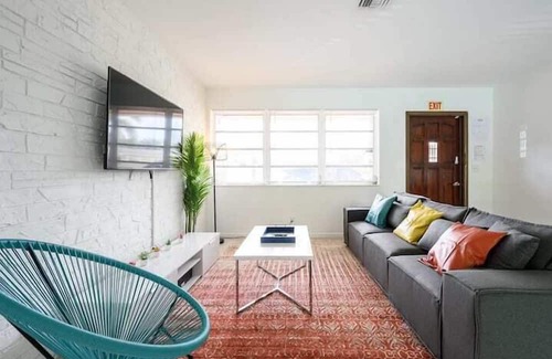 West Hollywood Apartamento | 3 Bedroom 808404 by Houzlet
