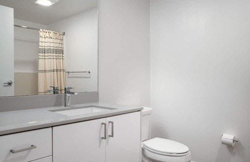 Wilburton Apartamento | Trendy Bellevue Studio w/ Rooftop & BBQ, nr Shops, by Blueground