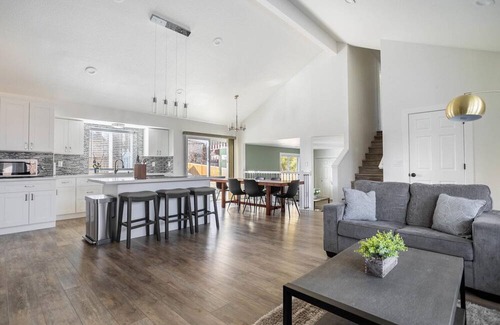 Kent Casa | Upscale Kent 1BR, close to Groceries, Shopping & Movies, by Blueground