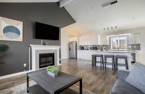 Kent Casa | Upscale Kent 1BR, close to Groceries, Shopping & Movies, by Blueground