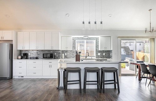 Kent Casa | Upscale Kent 1BR, close to Groceries, Shopping & Movies, by Blueground