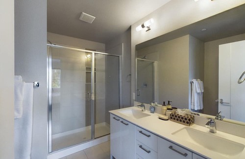 Sammamish Casa | Stylish Sammamish 1BR w/ Parking & In-Unit W/D, by Blueground