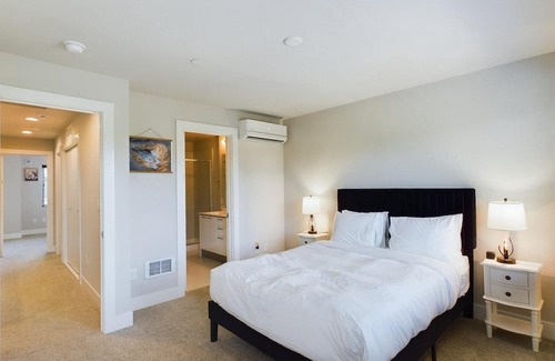 Sammamish Casa | Stylish Sammamish 1BR w/ Parking & In-Unit W/D, by Blueground