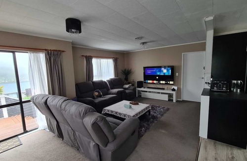 Porirua Casa | Hilltop Blue Sky House