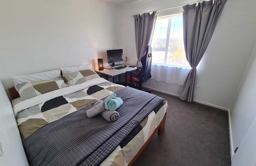Porirua Casa | Hilltop Blue Sky House