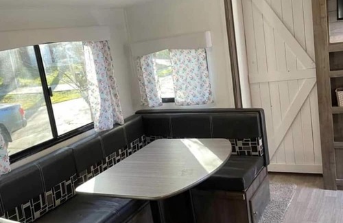 Aurora Alquiler De RV | Camper located in campground! Walking distance to fishing!