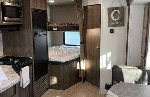 Aurora Alquiler De RV | Camper located in campground! Walking distance to fishing!