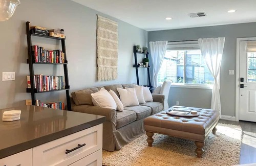 Clarkdale Condominio | Remodeled Luxury Culver City Getaway, Parking, Washer/Dryer