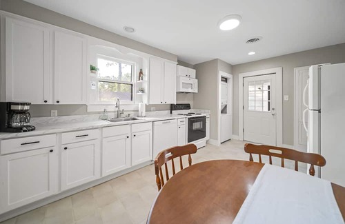 Pineville Apartamento | Remodeled Historical Apt with comfortable furnishings. Safe, convenient area