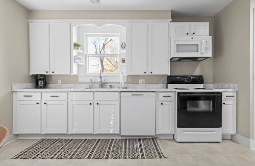 Pineville Apartamento | Remodeled Historical Apt with comfortable furnishings. Safe, convenient area