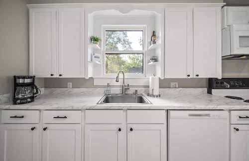 Pineville Apartamento | Remodeled Historical Apt with comfortable furnishings. Safe, convenient area