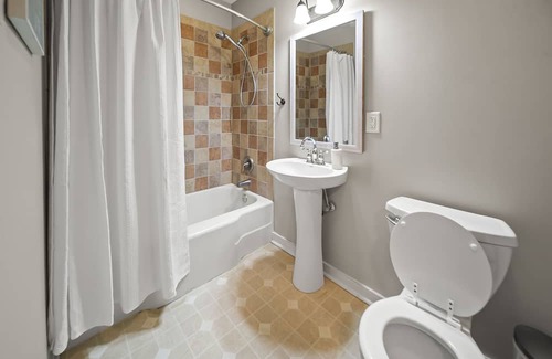 Pineville Apartamento | Remodeled Historical Apt with comfortable furnishings. Safe, convenient area