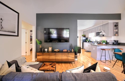 Santa Ana Apartamento | ⁂10min-Airport⁂65"Smart Tv⁂DTSA⁂Self Check-In⁂AC⁂