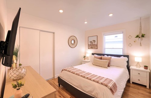 Santa Ana Apartamento | ⁂10min-Airport⁂65"Smart Tv⁂DTSA⁂Self Check-In⁂AC⁂