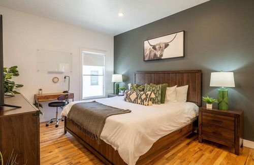 Santa Ana Apartamento | ⁂10min-Airport⁂65"Smart Tv⁂DTSA⁂Self Check-In⁂AC⁂