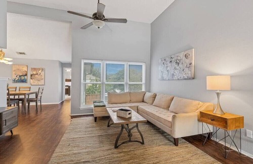North Central Carrollton Casa | Dup Stunning Pool, Beautiful 3/2 home w/Outdoor Space!