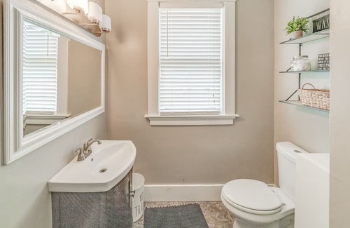 Decatur Casa | Tesla Charger!! Remodeled 5 bed! Sleeps 12.