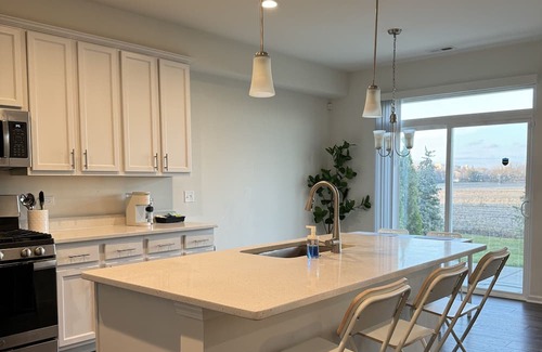 Fox Valley Casa | Sleek Townhome in Aurora w/ in-unit laundry - In between Aurora and Naperville