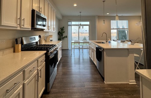 Fox Valley Casa | Sleek Townhome in Aurora w/ in-unit laundry - In between Aurora and Naperville