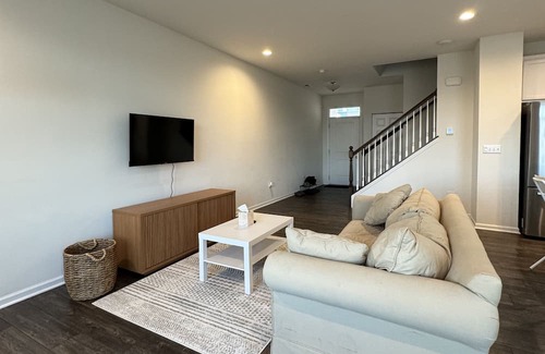 Fox Valley Casa | Sleek Townhome in Aurora w/ in-unit laundry - In between Aurora and Naperville