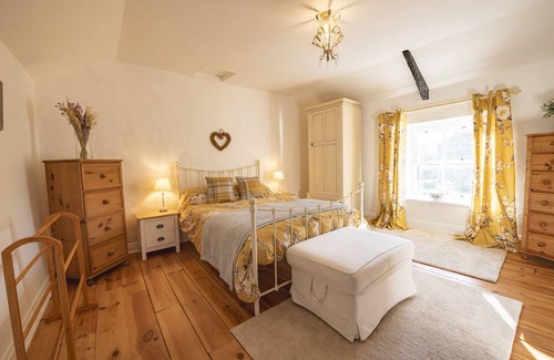 Richmond Apartamento | Thimble cottage is a traditional two bedroom cottage with many original features