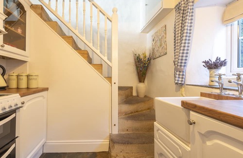 Richmond Apartamento | Thimble cottage is a traditional two bedroom cottage with many original features