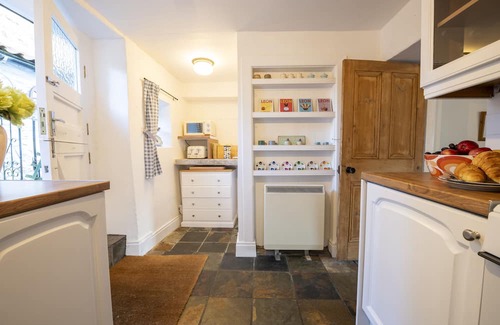 Richmond Apartamento | Thimble cottage is a traditional two bedroom cottage with many original features