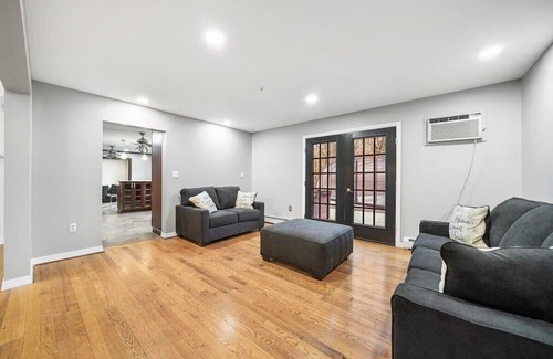 South Fallsburg Casa | Strictly Kosher 5 Min Walk All Year Shul-Hot Tub, Enclosed Heated Pool+ Gameroom