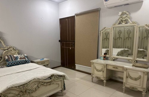 Saddar Town Casa | Modern Spacious Home in Clifton. Wealthy and safe area! — 5 min from Dolmen Mall