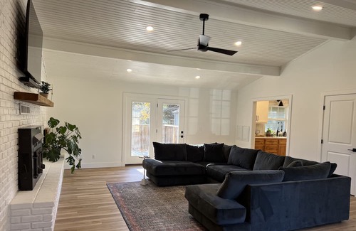 Pittsburg Casa | Freshly renovated modern 4 bd+3 ba home just 2 miles from hospital and college!