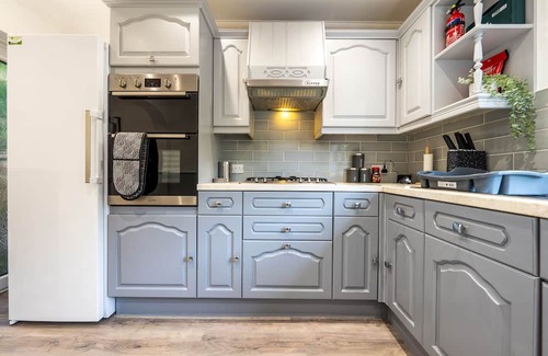 Luton Casa | Captivating 4 BR Terraced House in Luton's Prime Location