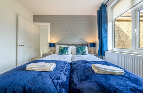 Luton Casa | Captivating 4 BR Terraced House in Luton's Prime Location