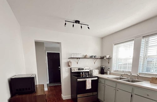 Lake City Casa | Stylish Retro cottage. Sleeps up to 7. Close to ball parks, lakes, and springs!