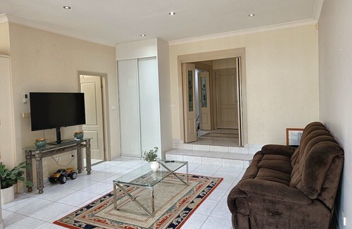 Guildford Casa | Master Bedroom | Walk-in wardrobe | Balcony