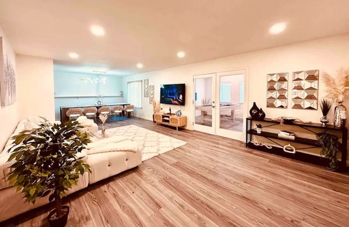 Castlewood Casa | CLOUD Room! Luxurious Hideaway w/ Private Backyard